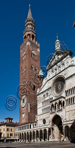  Cremona: view of piazza del Comune with the Duomo (the Cathedral) and the Torrazzo.