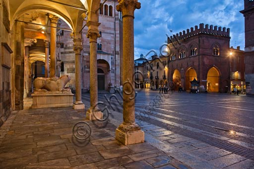 Cremona: veduta notturna di Piazza del Comune dal Portico della Bertazzola, con, a destra, la loggia dei Militi.