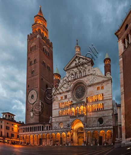  Cremona: night view of piazza del Comune with the Duomo (the Cathedral), the Torrazzo and the Baptistery.