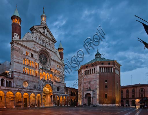  Cremona: night view of piazza del Comune with the Duomo (the Cathedral), the Torrazzo and the Baptistery.