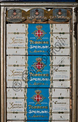 Cremona, via Solferino, Negozio Sperlari (punto vendita di torrone, mostarda e specialità locali dal 1836): etichette e confezioni di torrone.