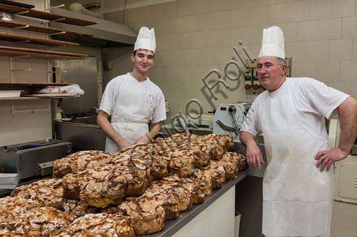 Cremona, via Solferino, Pasticceria Lanfranchi, bottega storica fondata negli ultimi decenni dell'Ottocento: preparazione delle colombe pasquali.