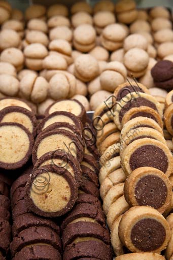 Cremona, via Solferino, Pasticceria Lanfranchi (bottega storica fondata negli ultimi decenni dell'Ottocento): pasticcini.