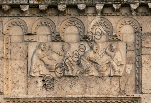 Spoleto, Chiesa di San Pietro, la facciata, caratterizzata da rilievi romanici (XII secolo). Uno dei cinque bassorilievi a destra del portale maggiore: "Cristo che lava i piedi a San Pietro".
