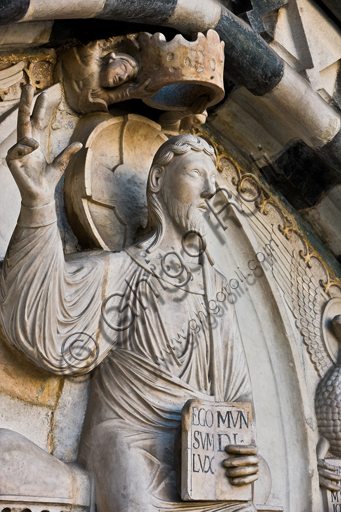 Genova, Duomo (Cattedrale di S. Lorenzo), lato ovest, la facciata, portale maggiore: dettaglio della lunetta con "Cristo Giudice", di Maestro della lunetta della Cattedrale di Genova, 1225 circa.