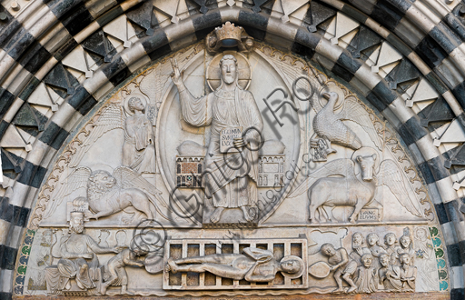 Genova, Duomo (Cattedrale di S. Lorenzo), lato ovest, la facciata, portale maggiore: lunetta con "Cristo Giudice tra i simboli degli Evangelisti", di Maestro della lunetta della Cattedrale di Genova, 1225 circa.