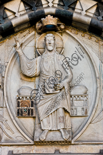 Genova, Duomo (Cattedrale di S. Lorenzo), lato ovest, la facciata, portale maggiore: dettaglio della lunetta con "Cristo Giudice tra i simboli degli Evangelisti", di Maestro della lunetta della Cattedrale di Genova, 1225 circa.