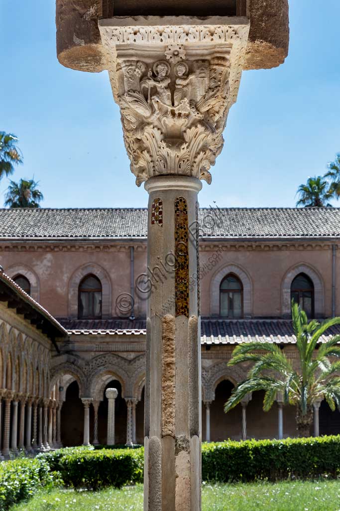 Monreale, Duomo, chiostro del monastero benedettino (XII secolo): il  capitello E24, faccia Est ("Cristo incontra l'apostolo Pietro alle porte di Roma").