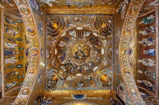 Palermo, Palazzo Reale o Palazzo dei Normanni,  Cappella Palatina (Basilica),cupola del transetto: "Cristo Pantocratore benedicente fra angeli e arcangeli", XII secolo.