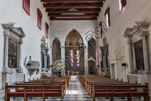 Croazia, Ragusa (Dubrovnik): interno della chiesa di San Domenico:, con al centro in alto, il polittico  della Crocifissione di Paolo Veneziano.