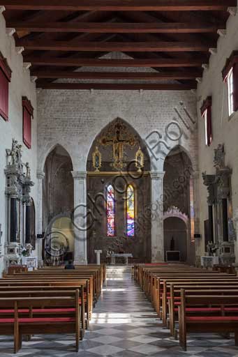 Croazia, Ragusa (Dubrovnik): interno della chiesa di San Domenico:, con al centro in alto, il polittico  della Crocifissione di Paolo Veneziano.