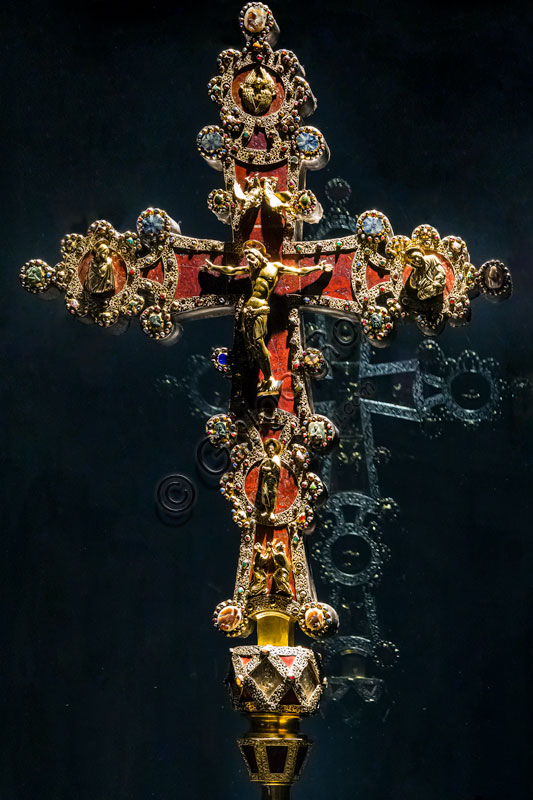  “Cross of  Chiaravalle”, by Venetian and Milanese goldsmiths, 13th century, jasper, rock crystal, partially gilded silver, cameos, precious stones.