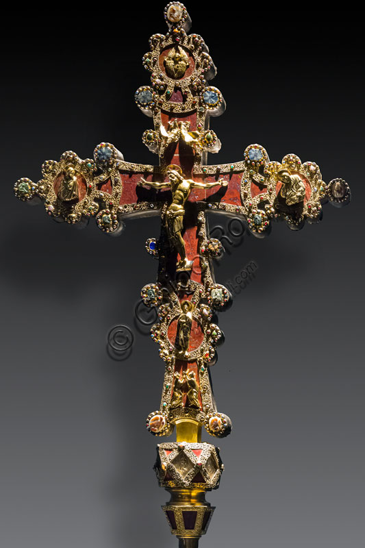  “Cross of  Chiaravalle”, by Venetian and Milanese goldsmiths, 13th century, jasper, rock crystal, partially gilded silver, cameos, precious stones.