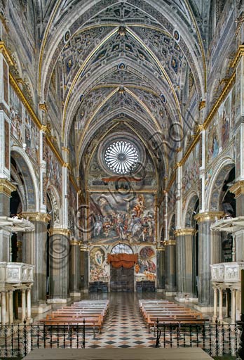 Cremona, Duomo (Cattedrale di Santa Maria Assunta), interno: veduta della navata centrale e della controfacciata con "Crocefissione", affresco del Pordenone (Giovanni Antonio de' Sacchis), 1521.