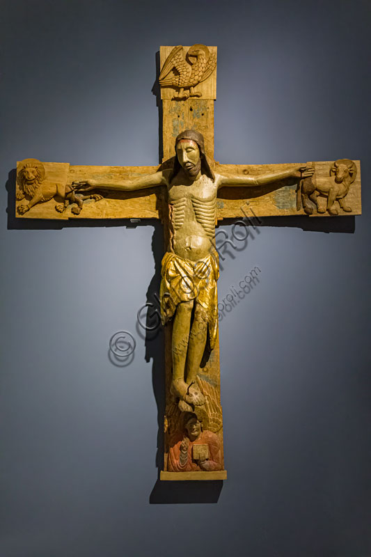 “Crocefisso”, di scultore di area veneto - prealpina, in legno di pioppo, intagliato policromo, XIII-XIV secolo.