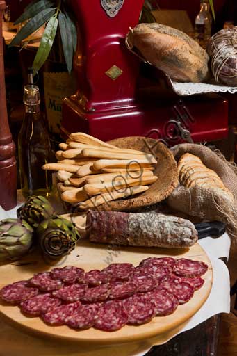 Ristorante "Il Cupolone", sala a pianterreno: salame di Varzi, carciofi e grissini.