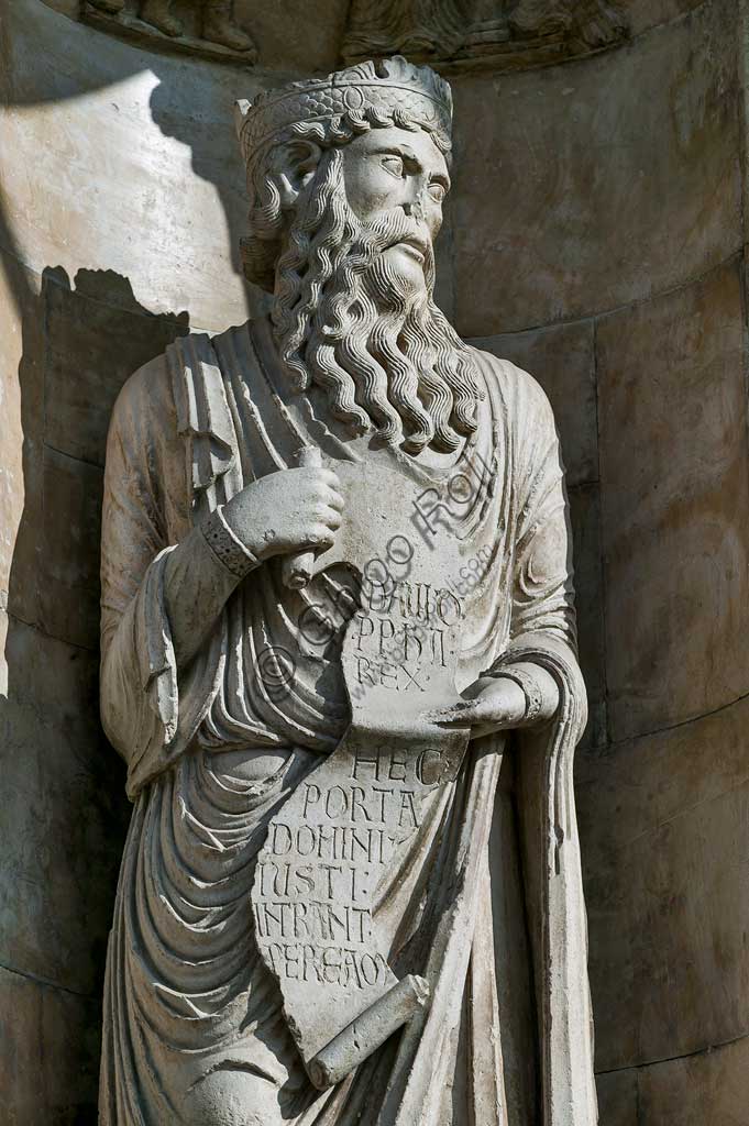 Fidenza, Duomo (Cattedrale di S. Donnino), Facciata: "Re David", scultura di Benedetto Antelami.