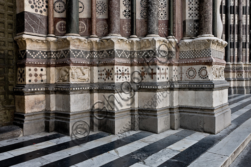 Genova, Duomo (Cattedrale di S. Lorenzo), lato ovest, la facciata, il portale di sinistra: particolare dei basamenti.