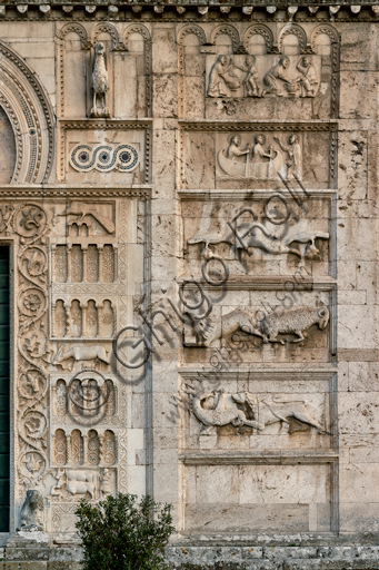 Spoleto, Chiesa di San Pietro: la facciata, caratterizzata da rilievi romanici (XII secolo). Particolare dei cinque bassorilievi a destra del portale maggiore. Dall'alto: Cristo che lava i piedi a San Pietro; Vocazione dei SS Pietro e Andrea; Favola della volpe finta morta e dei corvi; Favola del lupo studente e dell'ariete (probabile satira della vita monastica), Grifone - Chimera inseguito da un leone. 