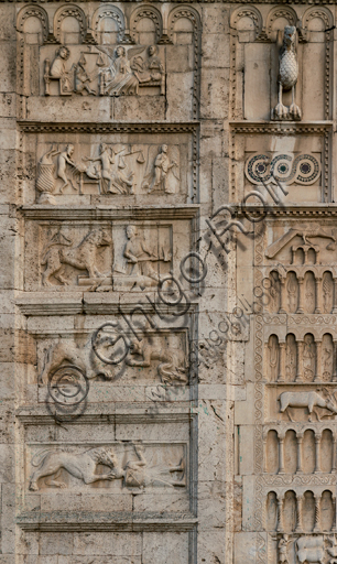 Spoleto, Chiesa di San Pietro: la facciata, caratterizzata da rilievi romanici (XII secolo). Particolare dei cinque bassorilievi a sinistra del portale maggiore. Dall'alto: Morte del giusto, morte del peccatore, Uomo che si difende da un leone, Uomo che supplica un leone, Guerriero assalito da un leone.