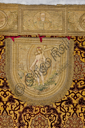 , Genova, the Diocesan Museum: the cope known as "of the Dorias", based on drawings by Perin del Vaga. Crimson velvet and golden threads, mid 15th century.Detail.