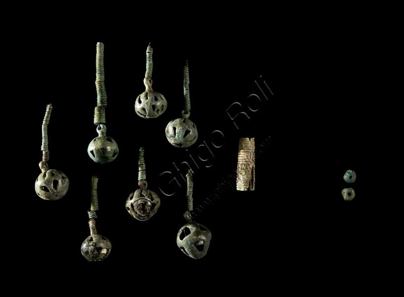 Museo Civico Archeologico di Bologna: corredo metallico dalla necropoli Benacci, tomba 909.Particolare dei pendagli.
