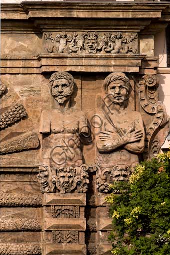 Palermo, Palazzo Reale o Palazzo dei Normanni, Torre di Porta Nuova: particolare dei telamoni, raffiguranti i Mori sconfitti da Carlo V.