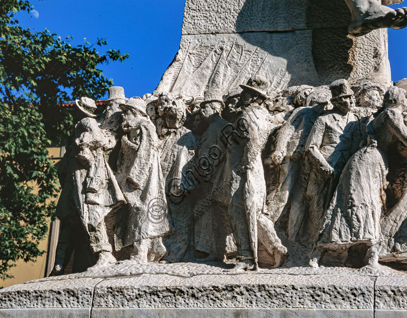 Monumento a Felice Cavallotti in via Senato. L’opera, realizzata da Ernesto Bazzaro, fu inaugurato nel 1906. Particolare del basamento.