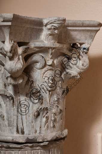 Palermo, Palazzo Reale o Palazzo dei Normanni, R1, commissioni: colonna istoriata. Particolare del capitello.