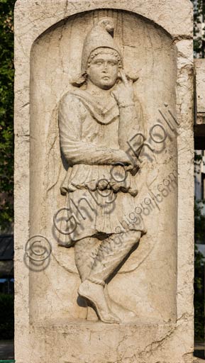 Reggio Emilia, Giardini Pubblici o Parco del Popolo, monumento dei Concordii (monumento funebre proveniente da Boretto. Arte romana del periodo imperiale, I sec. d.C.): particolare del cippo di sinistra raffigurante il dio Attis.