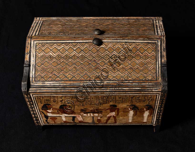 Museo Civico Archeologico di Bologna:  "Cofanetto di Perpaut”, cofanetto per tessuti in legno stuccato e dipinto; da Tebe ovest. Inv. EG 1970.XVIII dinastia, regno di Amenhotep II (1390-1353 a.C.).Particolare del coperchio.