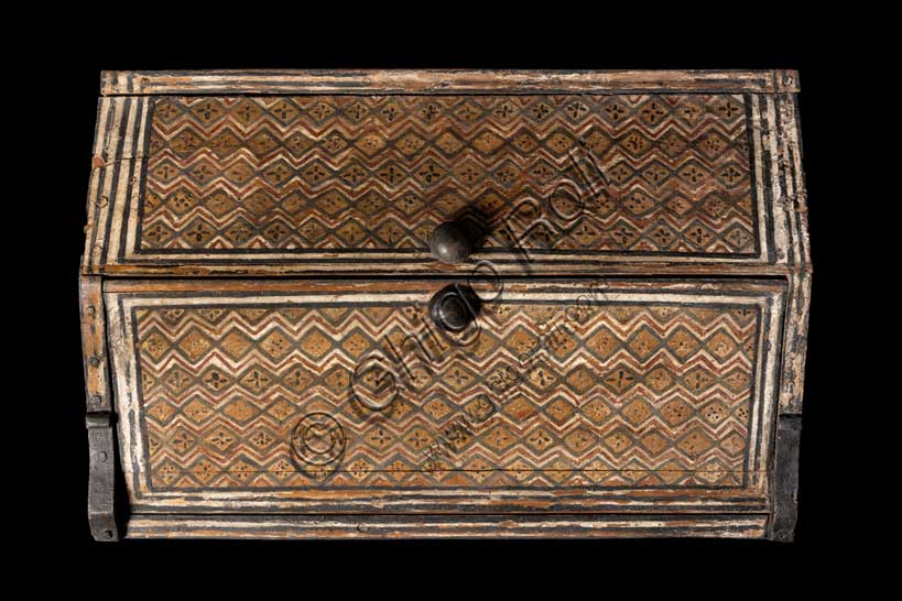 Museo Civico Archeologico di Bologna:  "Cofanetto di Perpaut”, cofanetto per tessuti in legno stuccato e dipinto; da Tebe ovest. Inv. EG 1970.XVIII dinastia, regno di Amenhotep II (1390-1353 a.C.).Particolare del coperchio.