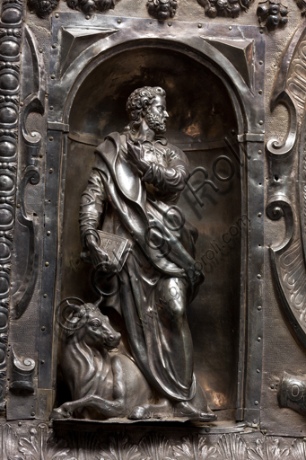   Genoa, Museum of the Treasury of the Cathedral of San Lorenzo: Antependium of altar called  "of Corpus Christi". Melchior Suez 1599, embossed and cast silver. The four evangelists are depicted inside the niches, in the ovals the martyrs  St. John the Baptist, St. Lawrence, St. Sebastian. Detail of the niche with St. Luke.