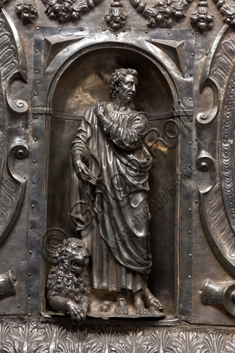   Genoa, Museum of the Treasury of the Cathedral of San Lorenzo: Antependium of altar called  "of Corpus Christi". Melchior Suez 1599, embossed and cast silver. The four evangelists are depicted inside the niches, in the ovals the martyrs  St. John the Baptist, St. Lawrence, St. Sebastian. Detail of the niche with St. Mark.