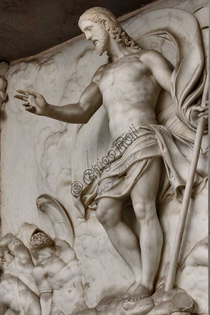 Chiesa di Santa Croce, Mausoleo di S. Pio V: un altorilievo in marmo bianco con Resurrezione e Pio V in preghiera. Su disegno di Giovanni Antonio Buzzi (1568-1571). Particolare del Cristo Risorto.