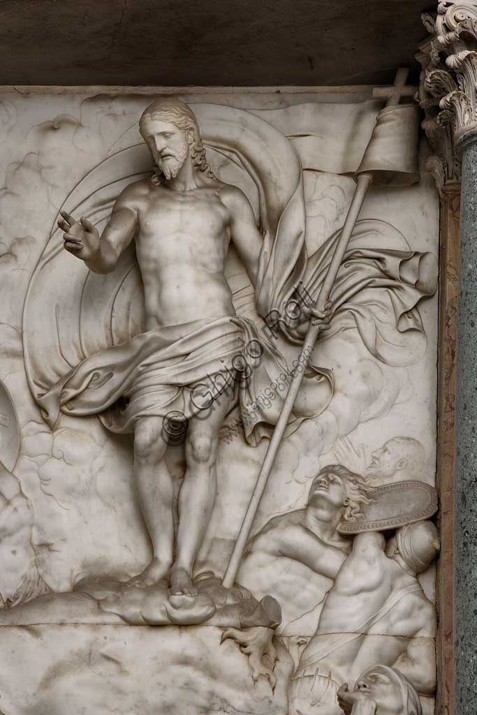 Chiesa di Santa Croce, Mausoleo di S. Pio V: un altorilievo in marmo bianco con Resurrezione e Pio V in preghiera. Su disegno di Giovanni Antonio Buzzi (1568-1571). Particolare del Cristo Risorto.