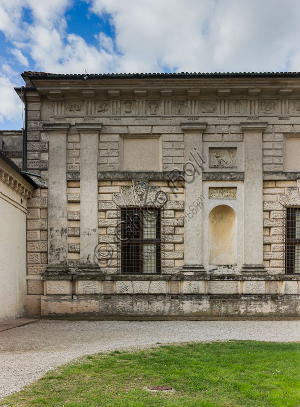 Mantova, Palazzo Te (residenza estiva dei Gonzaga): dettaglio del fianco settentrionale. 