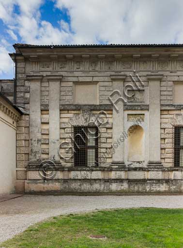 Mantova, Palazzo Te (residenza estiva dei Gonzaga): dettaglio del fianco settentrionale. 