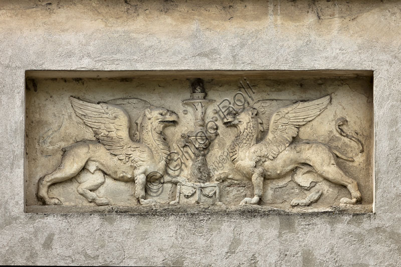 Mantova, Palazzo Te (residenza estiva dei Gonzaga): dettaglio del fianco settentrionale con bassorilievo che rappresenta  dei grifoni. 
