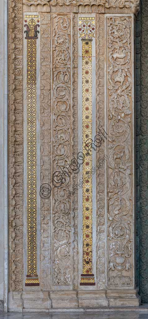 Duomo di Monreale, portale maggiore: particolare del fregio laterale con figure antropomorfe, animali e motivi geometrici a mosaico.