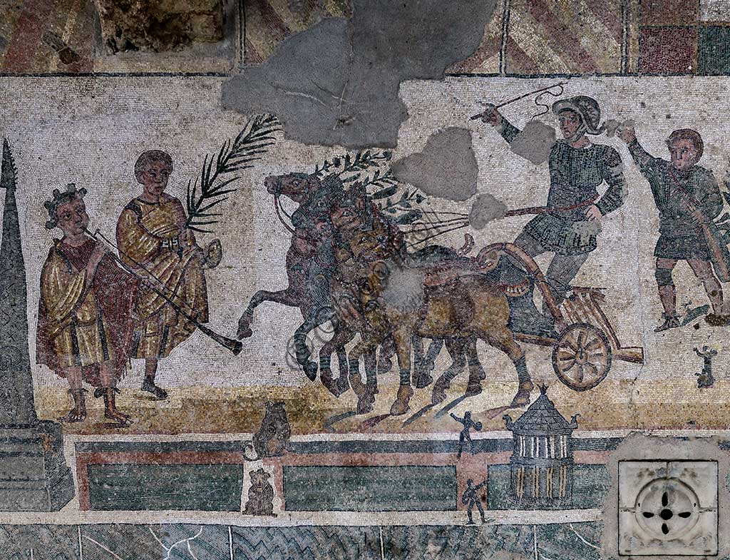 Piazza Armerina, Villa romana del Casale che probabilmente era palazzo imperiale urbano. Oggi è Patrimonio dell'umanità dell'UNESCO. Particolare del mosaico del Circo, raffigurante una corsa di quadrighe.