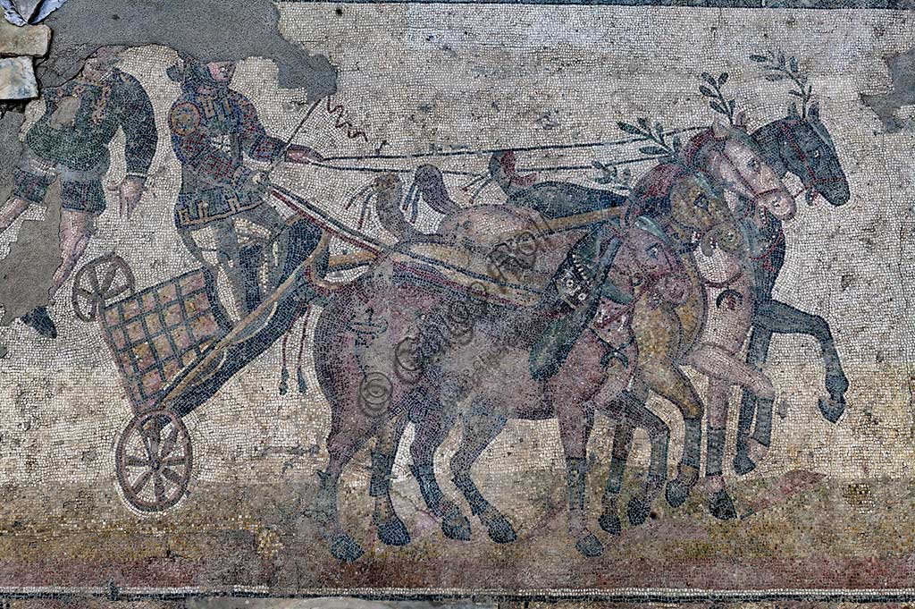 Piazza Armerina, Villa romana del Casale che probabilmente era palazzo imperiale urbano. Oggi è Patrimonio dell'umanità dell'UNESCO. Particolare del mosaico del Circo, raffigurante una corsa di bighe.