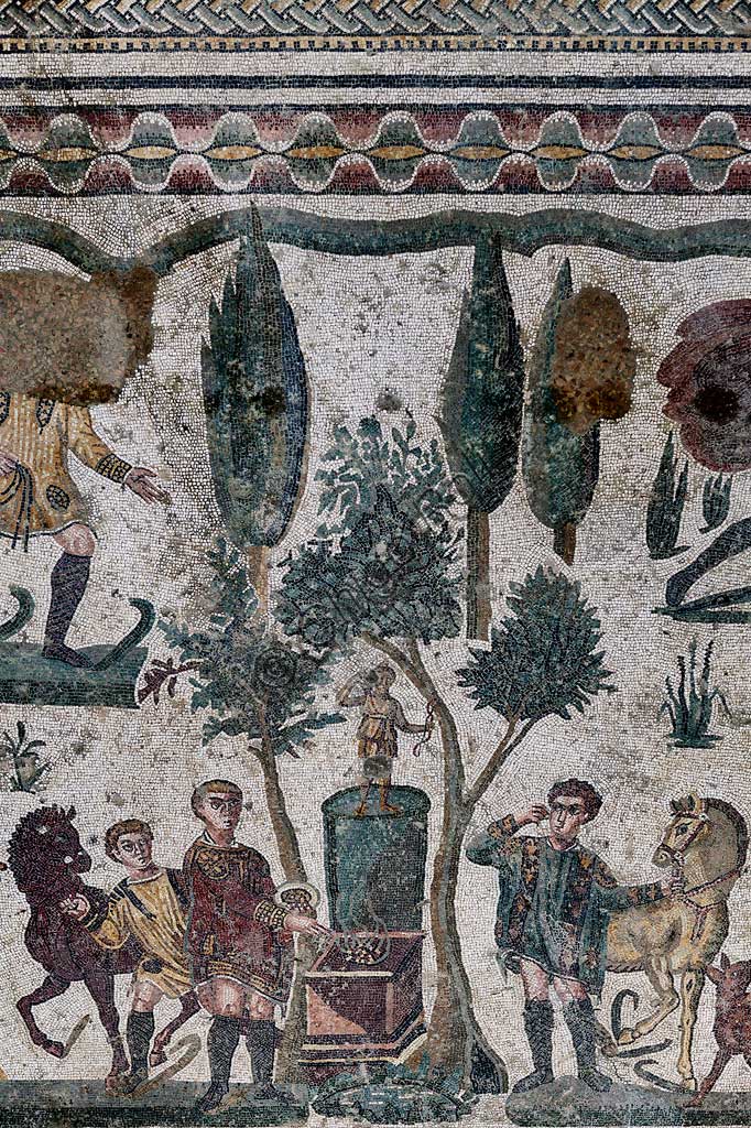 Piazza Armerina, Villa romana del Casale che probabilmente era palazzo imperiale urbano. Oggi è Patrimonio dell'umanità dell'UNESCO.  Particolare del mosaico pavimentale nel corridoio della Grande Caccia.A dispetto del nome con cui è conosciuto, il soggetto del mosaico pavimentale rappresenta una grande battuta di cattura, non caccia, di bestie selvatiche per i giochi negli anfiteatri dell'impero a Roma: nessun animale viene infatti abbattuto ed i cacciatori usano le armi solo per difendersi.