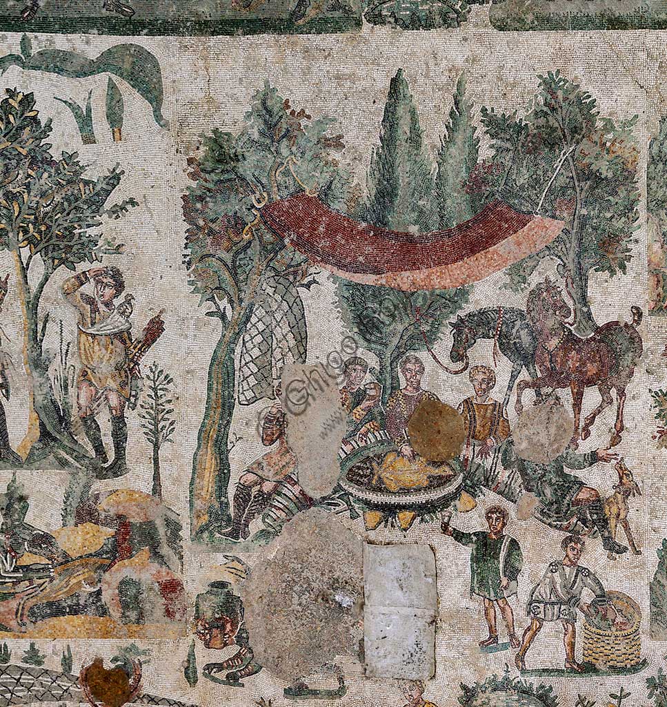 Piazza Armerina, Villa romana del Casale che probabilmente era palazzo imperiale urbano. Oggi è Patrimonio dell'umanità dell'UNESCO.  Particolare del mosaico pavimentale nel corridoio della Grande Caccia.A dispetto del nome con cui è conosciuto, il soggetto del mosaico pavimentale rappresenta una grande battuta di cattura, non caccia, di bestie selvatiche per i giochi negli anfiteatri dell'impero a Roma: nessun animale viene infatti abbattuto ed i cacciatori usano le armi solo per difendersi.