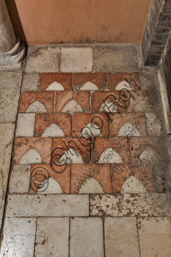 Modena, torre Ghirlandina, sala dei Torresani con opere di Maestri campionesi, XII - XIII secolo: particolare del pavimento con motivo decorativo ad archetti (o vaio).