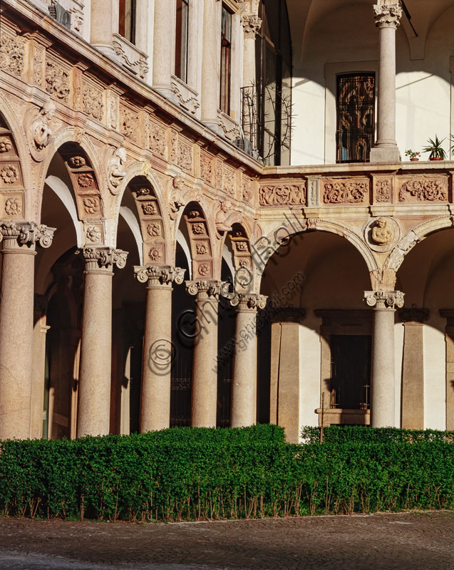  Ca' Granda, formerly Ospedale Maggiore: main courtyard. Today it is the seat of the University of Studies of Milan. The Renaissance building was designed by Filarete. Detail of the porch decorated bu busts in Angera stone.
