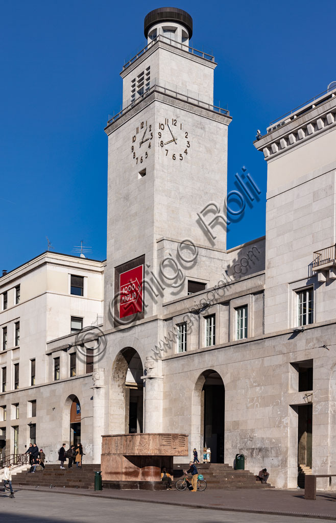 Brescia, piazza della Vittoria (piazza costruita tra il 1927 e il 1932) su progetto dell'architetto e urbanista Marcello Piacentini: particolare del quadriportico, della Torre della Rivoluzione e dell'Arengario, pulpito in pietra porfirica rossa di Tolmezzo ornato di bassorilievi che rappresentano scene della storia di Brescia, opera di Antonio Maraini.