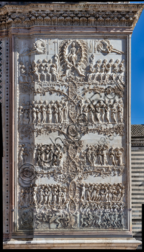 Orvieto, Basilica Cattedrale di Santa Maria Assunta (o Duomo): la facciata, iniziata alla fine del XIII secolo. Particolare del rivestimento dei quattro pilastri delle porte. Si tratta di lastree marmoree con bassorilievi eseguite tra il 1320 e il 1330 da Lorenzo Maitani con l'aiuto di maestranze senesi e pisane.Rappresentazione del Giudizio Universale in scene divise da rami di vite: Cristo giudice tra angeli, profeti, apostoli, Maria, il Battista, gli strumenti della passione e gli angeli che chiamano i morti al Giudizio; Gli Eletti condotti alla beatitudine celeste; La divisione degli eletti dai reprobi; La Resurrezione dei morti e la cacciata dei reprobi nell'Inferno. 