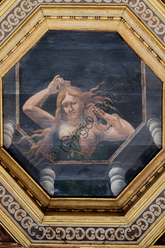 Mantova, Palazzo Te (residenza estiva dei Gonzaga), Camera delle Vittorie, dipinti su tavola di Agostino da Mozzanica (1528): dettaglio del soffitto a cassettoni con giovane donna che si pettina.