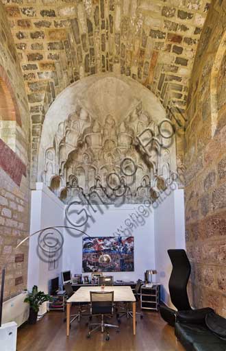 Palermo, Palazzo Reale o Palazzo dei Normanni,  Torre pisana, ambiente superiore oggi adibito a studio privato del Presidente dell'Assemblea regionale siciliana: veduta con particolare del soffitto a muqarnas.